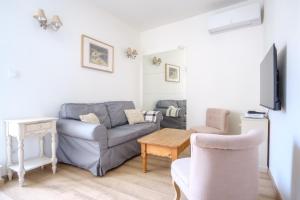 un soggiorno con un divano e un tavolo di Maison Charmante au coeur de la circulade-Patio-AB a Bram