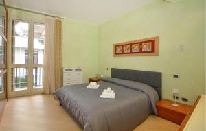 Un dormitorio con una cama y una ventana grande. en 2 Bedroom Awesome Apartment In Avola, en Avola