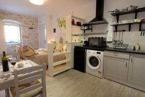 Nhà bếp/bếp nhỏ tại Old Town-Ventuno suites 2 +3 ảnh