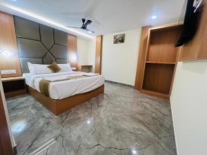 Postel nebo postele na pokoji v ubytování Hotel Crystal Goregaon West Link Road, Mumbai