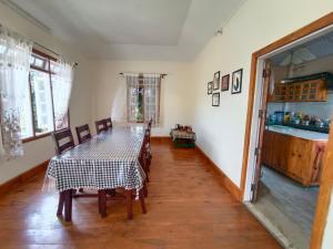 une salle à manger avec une table et des chaises dans l'établissement La Nessa Resort, à Jāmb