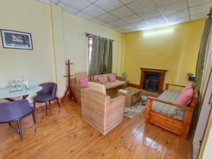 un salon avec un canapé et une cheminée dans l'établissement La Nessa Resort, à Jāmb