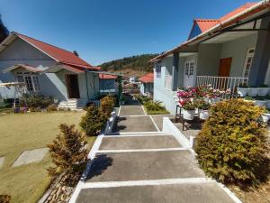 une passerelle devant une maison dans l'établissement La Nessa Resort, à Jāmb