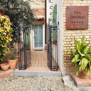 an entrance to a building with a gate and plants at Wohnung in Landhaus mit Resort-Adults only in Ottiglio