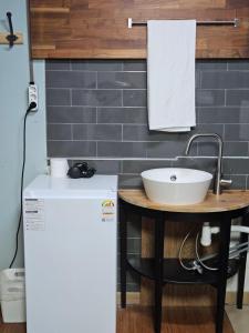 une cuisine avec un évier et un réfrigérateur dans l'établissement Y's house, à Séoul 73 autres photos