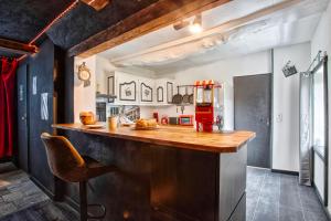 a kitchen with a counter and a red refrigerator at Cinéma Room - Salle vidéo projecteur - Netflix in Chicheboville