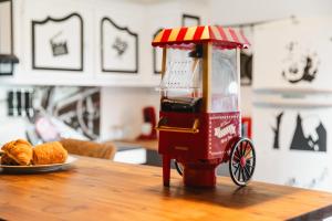 a ketchup dispenser on a table with a plate of bread at Cinéma Room - Salle vidéo projecteur - Netflix in Chicheboville