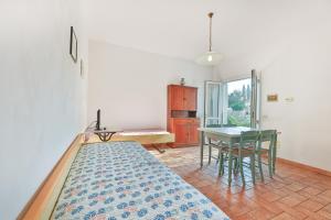 Un dormitorio con una cama, una mesa y un escritorio. en Appartamenti Le Prade - Goelba, en Portoferraio