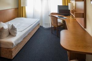 Postel nebo postele na pokoji v ubytování Hotel Residenz Limburgerhof