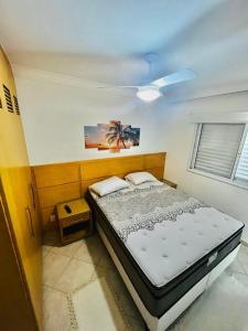 une chambre avec un lit dans une pièce dans l'établissement Apto Edif viva a vida, à Bertioga