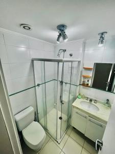 une salle de bains avec douche, toilettes et lavabo dans l'établissement Apto Edif viva a vida, à Bertioga