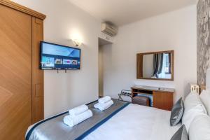 Postel nebo postele na pokoji v ubytování Roma dei Papi B&B