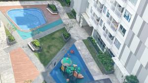 Πισίνα στο ή κοντά στο Modern Look and Comfy Studio Citra Living Apartment By Travelio