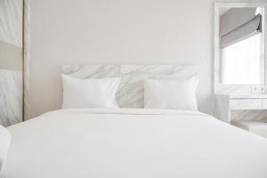 Ένα ή περισσότερα κρεβάτια σε δωμάτιο στο Modern Look and Comfy Studio Citra Living Apartment By Travelio +8 φωτογραφίες