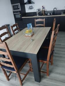 a dining room table with a wooden table and chairs at Maison proche Fatima batalha in Reguengo do Fetal