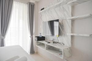 Μια τηλεόραση ή/και κέντρο ψυχαγωγίας στο Modern Look and Comfy Studio Citra Living Apartment By Travelio