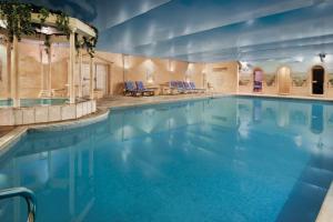 阿斯克Cwrt Bleddyn Hotel & Spa的一个蓝色海水的大型游泳池
