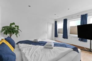 een slaapkamer met een bed en een tv erin bij Exclusive Bungalow! 4 rooms, 8 people, 2x parking in Dresden