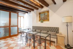 a living room with a table and a couch at Alla Corte Rossa in Venice