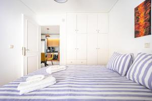 Llit o llits en una habitació de AthensCity Apt-G2 with balcony