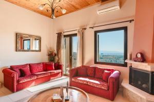 A seating area at Vivian's Villa - Endless View