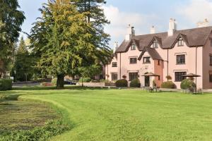 阿斯克Cwrt Bleddyn Hotel & Spa的一座带绿色草坪的大房子