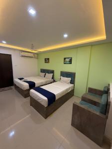 Postel nebo postele na pokoji v ubytování Queens Residency - Kochi