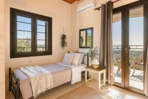 A bed or beds in a room at Vivian's Villa - Endless View