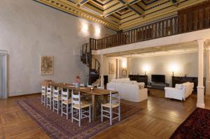 Una sala de estar con una mesa y sillas blancas. en Berardi Palace Apartments, en Florencia