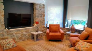 salon z telewizorem z płaskim ekranem i krzesłami w obiekcie Doma Etxea Donostia-San Sebastian ESS02683 w mieście San Sebastián