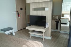 Televiisor ja/või meelelahutuskeskus majutusasutuses Best Western Chaweng Samui