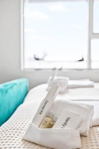 セールフォスにあるTo be Remove Venture Vacations-Golden Circle Hot Tub Cabinのベッド、無料タオル2枚、洗面台