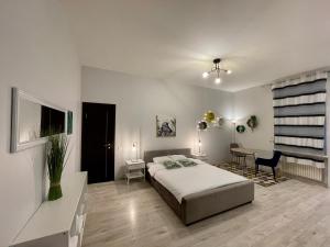 Apartments in Art Nouveau District في ريغا: غرفة نوم بها سرير وطاولة ومكتب