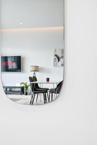 セールフォスにあるTo be Remove Venture Vacations-Golden Circle Hot Tub Cabinのリビングルーム(鏡、テーブル、椅子付)