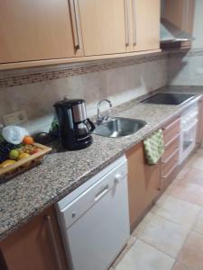 Dapur atau dapur kecil di Habitación individual o doble en Triana
