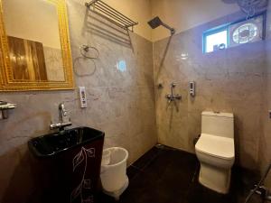 Koupelna v ubytování Sambha Hotel