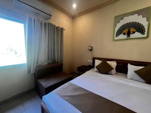 Postel nebo postele na pokoji v ubytování Sambha Hotel