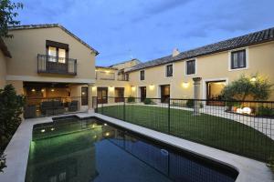 Bazén v ubytovaní Villa Cornelius Lujo Rural 5 Estrellas Verdes alebo v jeho blízkosti