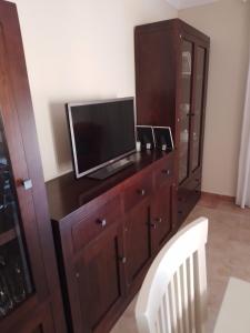 Televisyen dan/atau pusat hiburan di Habitación individual o doble en Triana