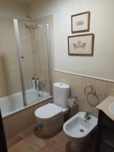 Bilik mandi di Habitación individual o doble en Triana