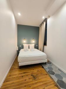 ein Schlafzimmer mit einem großen Bett in einem Zimmer in der Unterkunft Henri IV in Pau