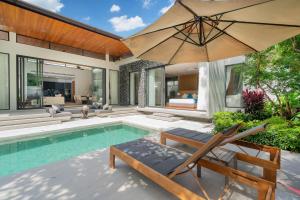 Bazén v ubytování Bang Tao Botanica Modern Loft 4 bd A nebo v jeho okolí