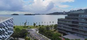 珠海Huafu Seaview Suites的从建筑物上看到的一大片水域