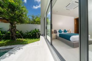 Postel nebo postele na pokoji v ubytování Bang Tao Botanica Modern Loft 4 bd A + 45 fotografií