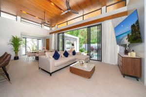 Posezení v ubytování Bang Tao Botanica Modern Loft 4 bd A