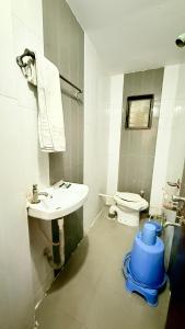 Koupelna v ubytování HOTEL GRKK - Near Shri Saibaba Samadhi Temple Shirdi