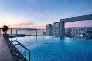 una gran piscina en la parte superior de un edificio en 2BR - Dqua Hotel - Modern & Luxury Apt, en Nha Trang