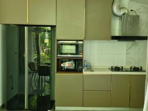 Kuchyň nebo kuchyňský kout v ubytování Palmeraiebeach Resort Rayong ปาล์มมาลี บีช รีสอร์ท ระยอง 罗勇棕榈树海滩酒店