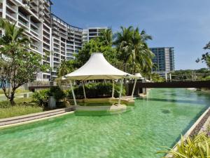 Bazén v ubytování Palmeraiebeach Resort Rayong ปาล์มมาลี บีช รีสอร์ท ระยอง 罗勇棕榈树海滩酒店 nebo v jeho okolí