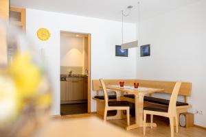 A kitchen or kitchenette at Ferienwohnung Flanuf